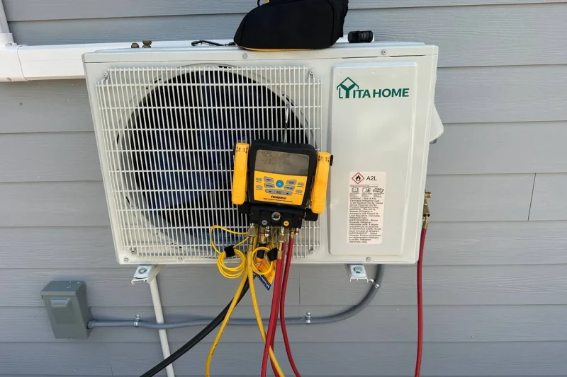 Outdoor unit with charging gauges connected during commissioning